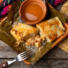 Tamales de pollo con hojas de plátano