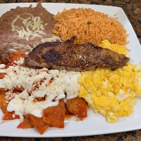 Chilaquiles Con Carne Y Huevos