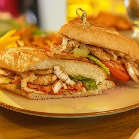 Pan con Pollo a la Plancha