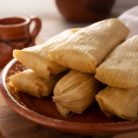 Tamales de Pollo con salsa verde