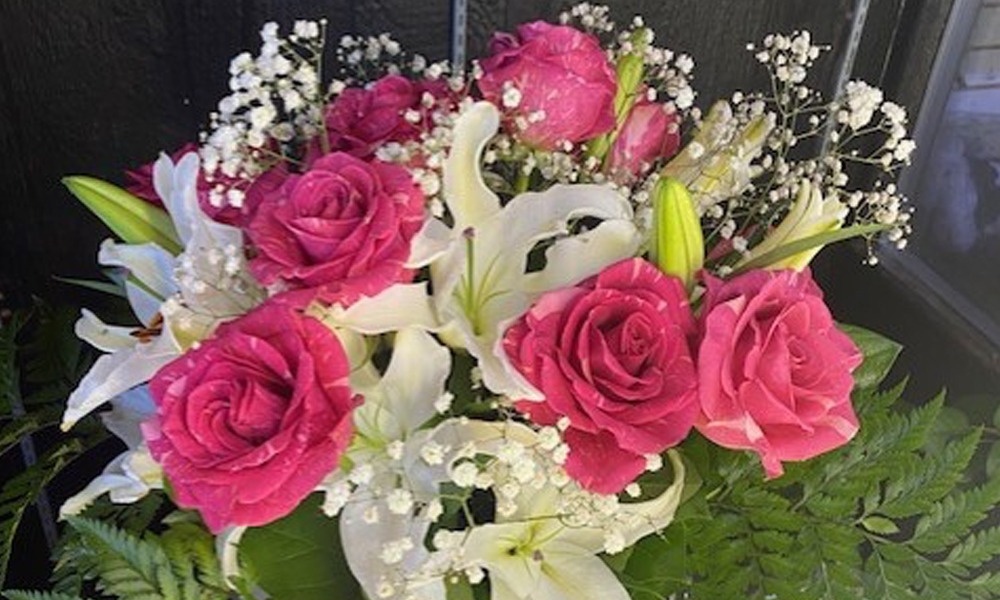 Nuestra promocion por docena de flores esta disponible de lunes a jueves.