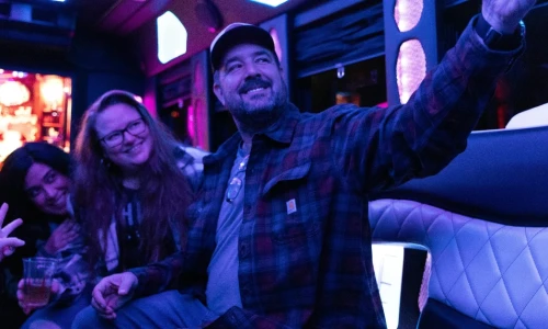 ¿Cómo puedo tener una fiesta en un party bus?