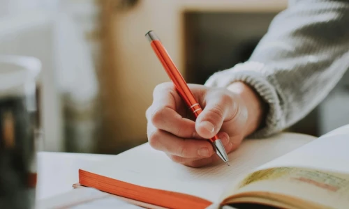 ¿Necesito un grado académico para trabajar en un almacén?