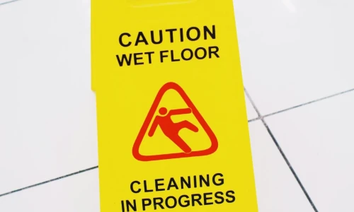 ¿Puedo demandar a una tienda por un caso de resbalón y caída?