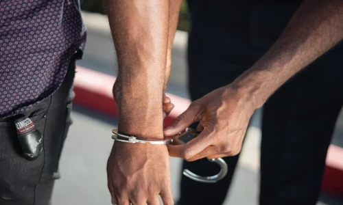 Cometer un crimen me puede quitar la Green Card