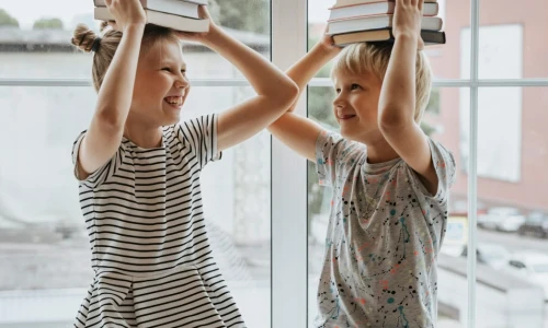 Beneficios de adoptar hermanos en un foster home