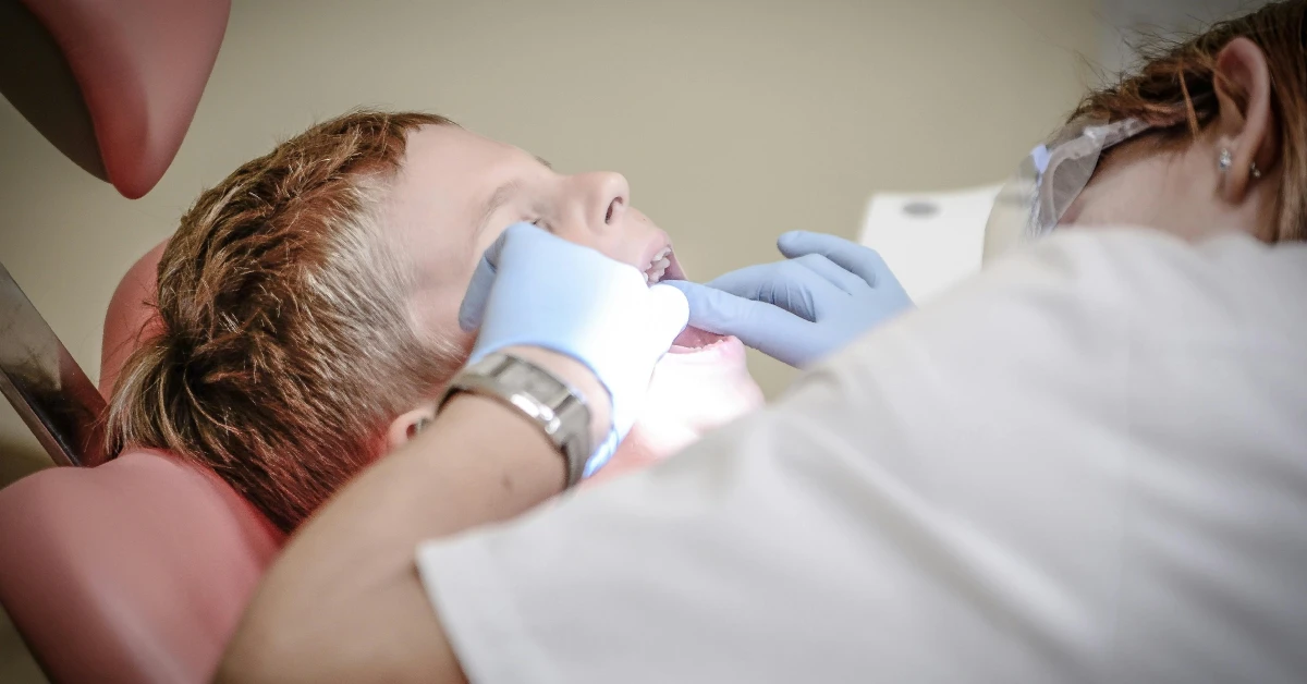 ¿A qué edad llevar a un niño al dentista?