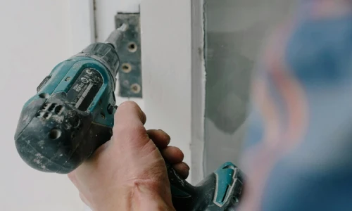 ¿Puede reparar un problema en su vivienda sin avisar a su arrendador?