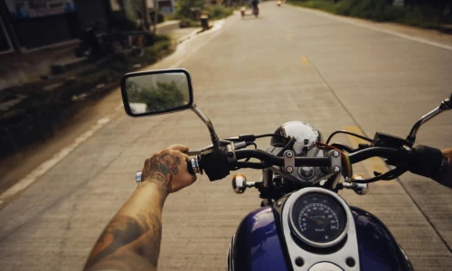 ¿Cuántas personas protege un seguro de moto?