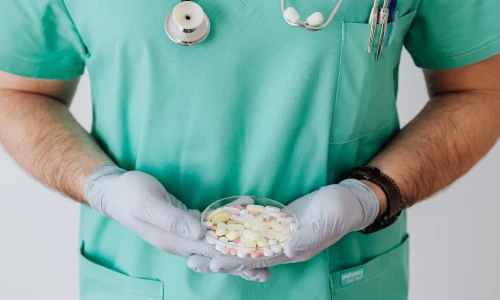 Quién está facultado para hacer los exámenes médicos de inmigración
