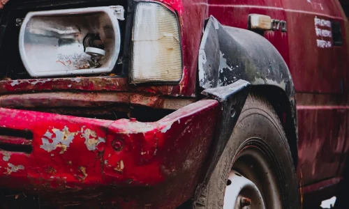 ¿Cómo llevar un auto chatarra al yonke?