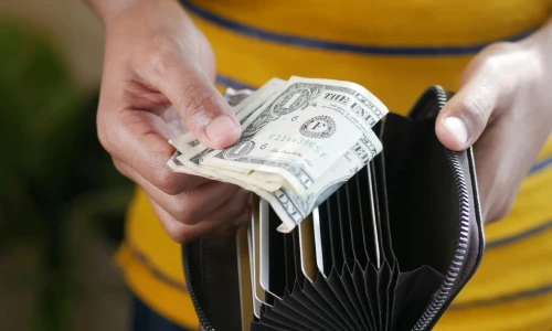 ¿Qué es la violencia económica en casa?