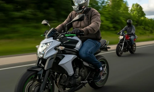 ¿Cuántos tripulantes pueden ir en una moto?