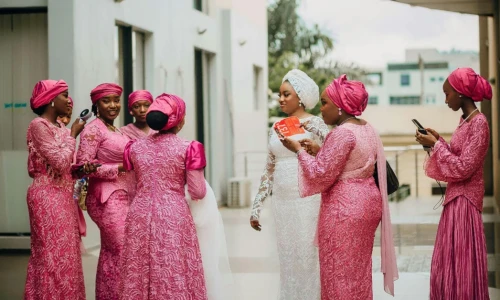 ¿En mi boda debo tener damas de honor?