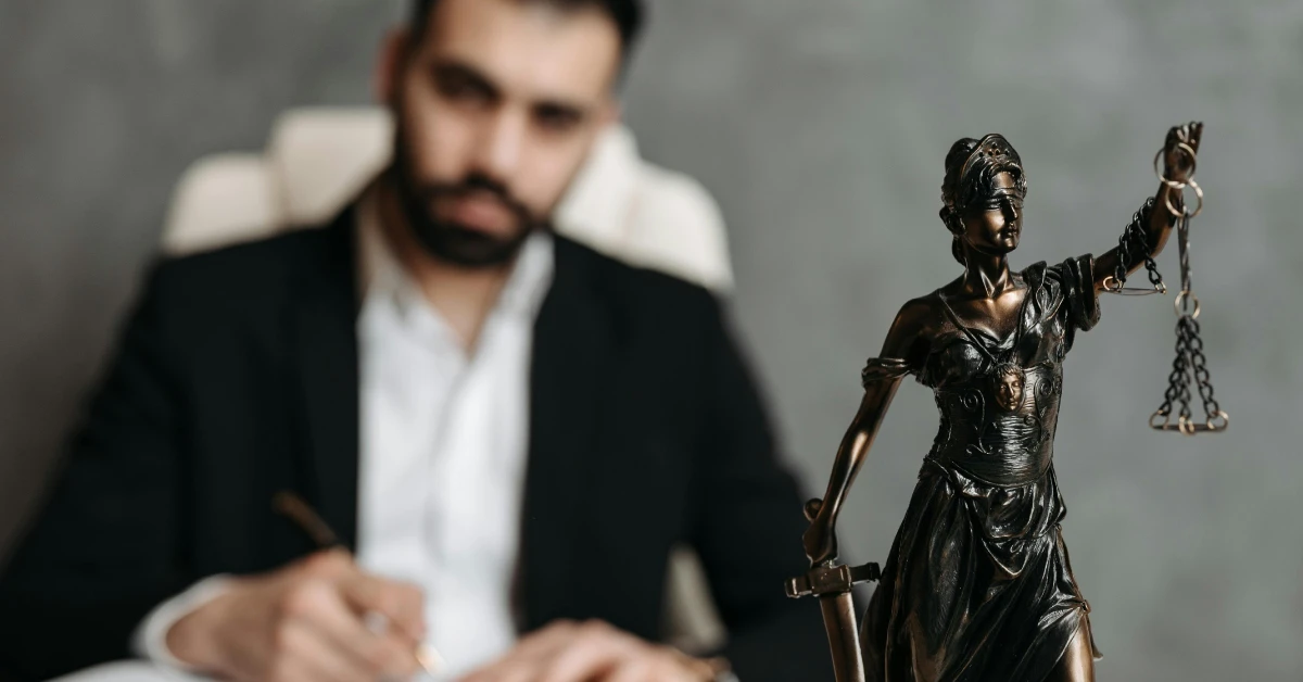 ¿Por qué no es recomendable defenderse a uno mismo ante la ley?