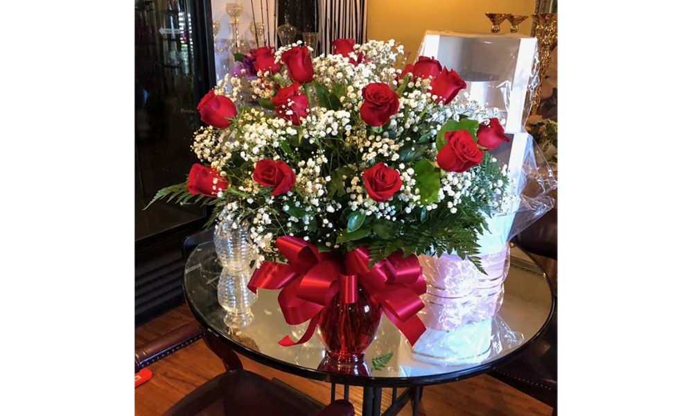 Arreglo de rosas rojas en precio especial este mes.